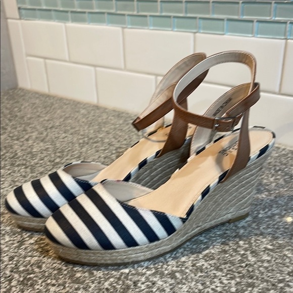 New Basic Editions Black and Navy Nautical Wedge Sandals - Picture 1 of 6